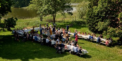 Hochzeit - Seenplatte - Eine Hochzeitstafel im Kultur-Gut Wrechen in Mecklenburg-Vorpommern. - Kultur-Gut Wrechen