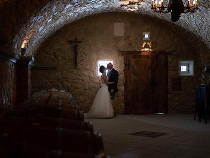 Hochzeit - Kirche - Steiermark - Vielfältige Möglichkeiten für Hochzeitsfotographie (Weingarten, Käfer Cabrio Oldtimer, Scheune, etc.) - Bioweingut Bleyweis