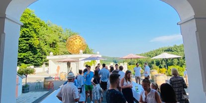 Hochzeit - Art der Location: Eventlocation - Süd & West Steiermark - Hofparty zwischen Kapelle und unserer Goldenen Kugel - Bioweingut Bleyweis