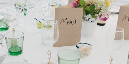 Hochzeit - Art der Location: Gasthaus - Wiener Alpen - Ein feierlich gedeckter Hochzeittisch. - Schloß Strelzhof