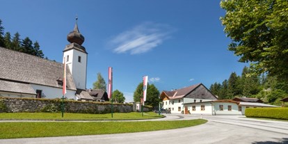 Hochzeit - Kirche - Tennengau - Im Blick die Pfarrkirche KRISPL die sich direkt gegenüber unseres Festsaals befindet. - Gasthof Krisplwirt