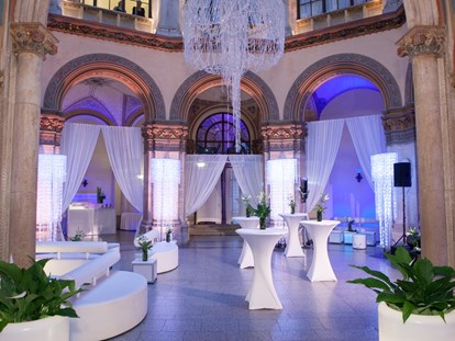 Hochzeit - interne Bewirtung - Wien-Stadt Innere Stadt - Arkadenhof als romantischer Aperitifbereich - Palais Ferstel
