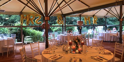 Hochzeit - nächstes Hotel - Ratzeburg - Unsere Holz-Terrasse direkt an der Wakenitz - ausgestattet mit LED's Heizstrahlern, sowie hochfahrbaren Glaswänden, macht eine Hochzeit im freien, egal bei welchem Wetter möglich. - Landhaus Absalonshorst