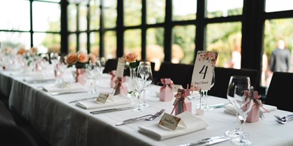Hochzeit - Sauerthal - Eine Hochzeitstafel im lichtdurchfluteten Wintergarten. - Burg Crass Hotel & Eventlocation Eltville