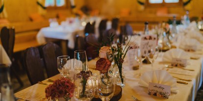 Hochzeit - Art der Location: Hotel - Schwäbische Alb - Passende Tischdekoration für eure Hochzeitsfarben. - Forsthof Almhütte