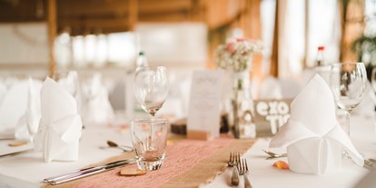 Hochzeit - Gründau - Feierlich gedeckt und individuell dekoriert ist der Raum etwas ganz Besonderes. - Restaurant Heckers