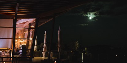 Hochzeit - Seligenstadt - Nachtstimmung im Restaurant Heckers. Während drinnen fleißig weitergefeiert wird, dreht der Mond entspannt seine Runden. - Restaurant Heckers