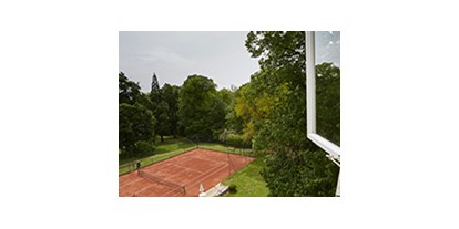 Hochzeit - Umgebung: am Land - Grafenegg - Tennisplatz - Schloss Horn