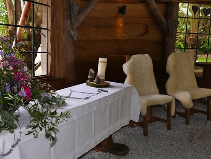 Hochzeit - Art der Location: privates Anwesen - Beckum - Trauung unter der Remise im Garten - Eventbauernhof Sprikeltrix