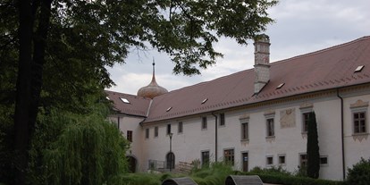Hochzeit - Frühlingshochzeit - Niederösterreich - Im ersten Stock des West-Trakts von Schloss Schiltern befinden sich die Kapelle und der Freskensaal - Schloss Schiltern