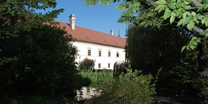 Hochzeit - Umgebung: am Land - Rastenfeld (Rastenfeld) - Schlosshof mit Teich im Vordergrund - Schloss Schiltern
