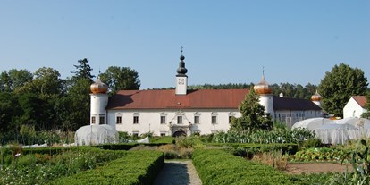 Hochzeit - Frühlingshochzeit - Niederösterreich - Blick auf den Nord-Trakt von Schloss Schiltern - Schloss Schiltern