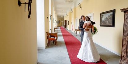 Hochzeit - nächstes Hotel - Salzkammergut - Hochzeitsfoto historischer Gang Schlosshotel - Schlosshotel Mondsee