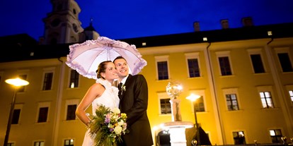 Hochzeit - Personenanzahl - Henndorf am Wallersee - Hochzeitsfoto Schlossgarten bei Nacht - Schlosshotel Mondsee
