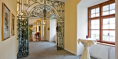 Hochzeit - nächstes Hotel - Salzburg-Stadt (Salzburg) - historischer Gang im Shlosshotel - Schlosshotel Mondsee