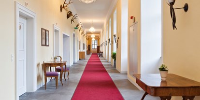 Hochzeit - Art der Location: Gasthaus - Henndorf am Wallersee - Gang Schlosshotel - Schlosshotel Mondsee