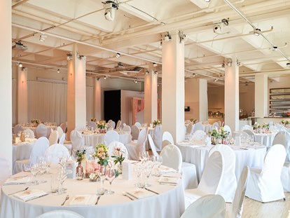 Hochzeit - Hochzeitsessen: Catering - Berlin-Stadt - Capitol Yard Golf Lounge im Spreespeicher