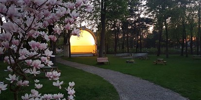 Hochzeit - Umgebung: im Park - Berlin - Villa Schützenhof