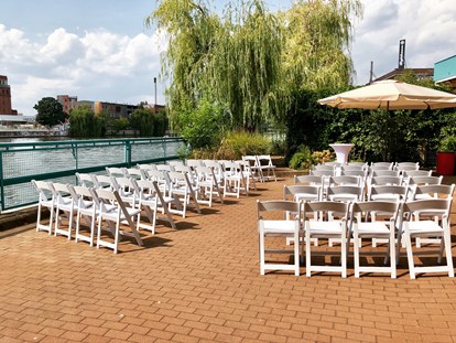 Hochzeit - Umgebung: am Fluss - Freie Trauung auf der Terrasse des LichterMeers. - WHITE Spreelounge