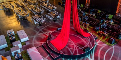 Hochzeit - interne Bewirtung - Freiberg am Neckar - Im großen Festsaal finden rund 300 Hochzeitsgäste Platz. - GOLDBERG[WERK] - Raum für Events