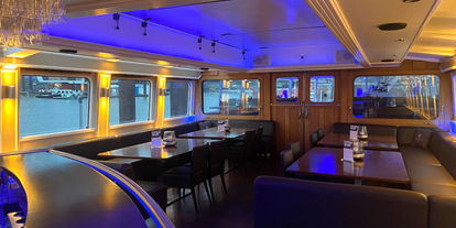 Hochzeit - externes Catering - Reinbek - Blue Hour Atmosphäre in der Dämmerung - Eventschiff Grosser Michel