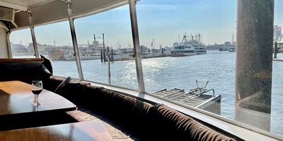 Hochzeit - Umgebung: am Fluss - Reinbek - Panoramafenster achtern in der Lounge - Eventschiff Grosser Michel