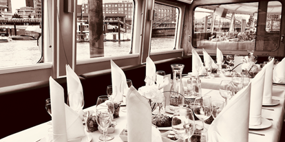 Hochzeit - Umgebung: am Fluss - Hamburg - Zeitlos elegant eingedeckt - Eventschiff Grosser Michel