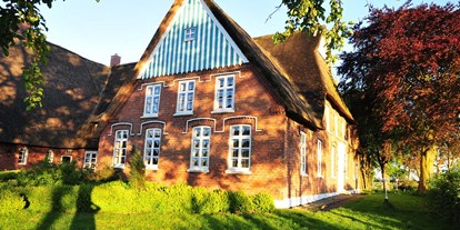 Hochzeit - Umgebung: am Land - Schleswig-Holstein - Hausansicht - Landsitzhotel Peterhof