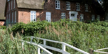 Hochzeit - Umgebung: am Land - Schleswig-Holstein - Romatische Brücke - Landsitzhotel Peterhof