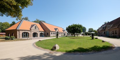 Hochzeit - Wickeltisch - Neuss - Der Innenhof mit Eventscheune - Schloss Arff
