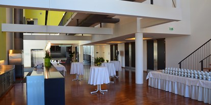 Hochzeit - interne Bewirtung - Stuttgart - Foyer Obergeschoss
Modern, klar und offen gestaltet bietet dieser Bereich jede Menge Platz.  - K3N – Stadthalle und Kreuzkirche Nürtingen