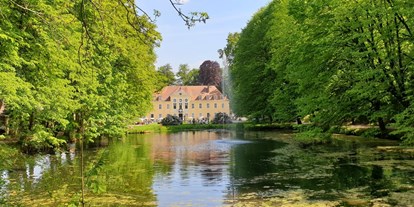 Hochzeit - Sommerhochzeit - Radeburg - Unser Schlossteich ist immer wieder ein beliebtes Motiv für den Hochzeitsfotografen - Barockschloss Oberlichtenau