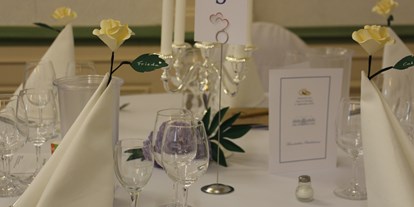Hochzeit - Trauung im Freien - Wir stellen am liebsten runde Tische. - Barockschloss Oberlichtenau