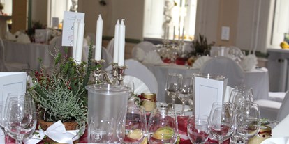 Hochzeit - Wachau - Honiggläser als Gastgeschenk mit dem Namen des Gastes kommen direkt aus unserem Bienenfreundlichen Ort. - Barockschloss Oberlichtenau