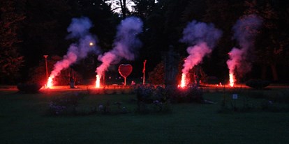 Hochzeit - Garten - Pirna - Feuerwerk, Lichtshow oder Feuerkünstler. Alles ist machbar. - Barockschloss Oberlichtenau