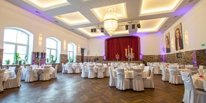 Hochzeit - Parkplatz: kostenlos - Oberhausen (Oberhausen, Stadt) - Saal mit runden Tischen (Bankettbestuhlung) - Kamper Hof
