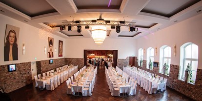 Hochzeit - Preisniveau: hochpreisig - Krefeld - Hochzeitssaal mit langen Tischen - Kamper Hof