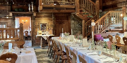 Hochzeit - Hochzeits-Stil: Rustic - Obertraun - Der rustikale Festsaal der Arlhofhütte für eure Traumhochzeit in den Bergen. - Arlhofhütte - Altenmarkt