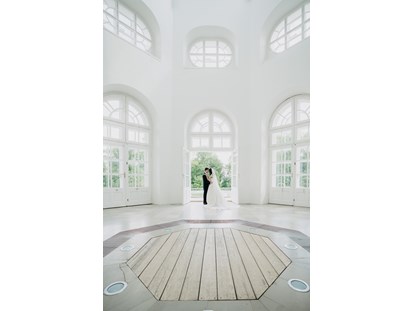 Hochzeit - Hochzeits-Stil: Fine-Art - Winden am See - Ansicht des Oktogons Richtung Park - Orangerie im Schlosspark Eisenstadt
