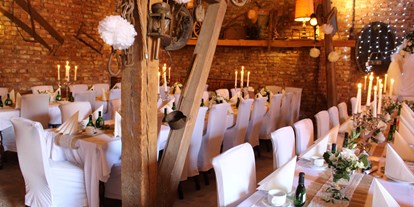 Hochzeit - Art der Location: Bauernhof/Landhaus - Gastraum mit Hussen - Romantische Scheune