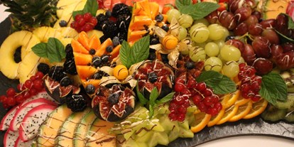 Hochzeit - Frühlingshochzeit - Bayern - Dessertbuffet - Romantische Scheune