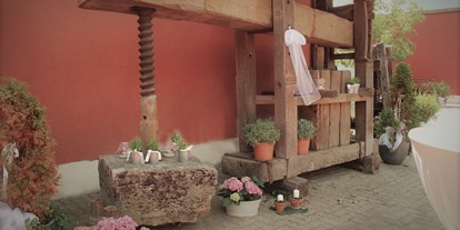 Hochzeit - Art der Location: Bauernhof/Landhaus - Innenhof - Romantische Scheune