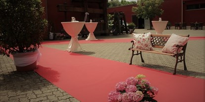 Hochzeit - Hochzeits-Stil: Vintage - Wiesentheid - Innenhof - Romantische Scheune