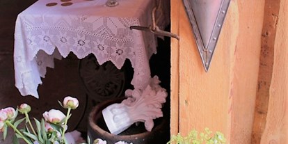 Hochzeit - Art der Location: Bauernhof/Landhaus - Blumendeko - Romantische Scheune