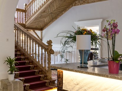 Hochzeit - Umgebung: in den Bergen - Unsere Lobby mit dem original Stiegenaufgang in den ersten Stock - Villa Bergzauber