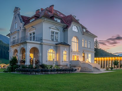 Hochzeit - Umgebung: im Park - Aigen im Ennstal - Unser Festsaal bietet Platz für bis zu 200 Gäste.  - Villa Bergzauber
