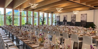 Hochzeit - nächstes Hotel - Österreich - Festsaal - Lange Tafeln mit Möbeln von PartyRent - Villa Bergzauber