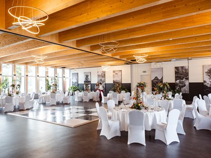 Hochzeit - Umgebung: mit Seeblick - Festsaal - Bankettbestuhlung - Villa Bergzauber