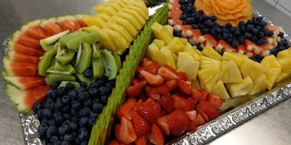 Hochzeit - Festzelt - Deutschland - Früchte auswahl mit hausgemachtem Eis aus unserer Eisdiele  - Schlosscafe Location & Konditorei / Restaurant