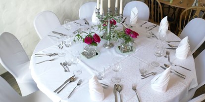 Hochzeit - Art der Location: Bauernhof/Landhaus - Deutschland - First Class Hochzeits Tisch in rund - Schlosscafe Location & Konditorei / Restaurant
